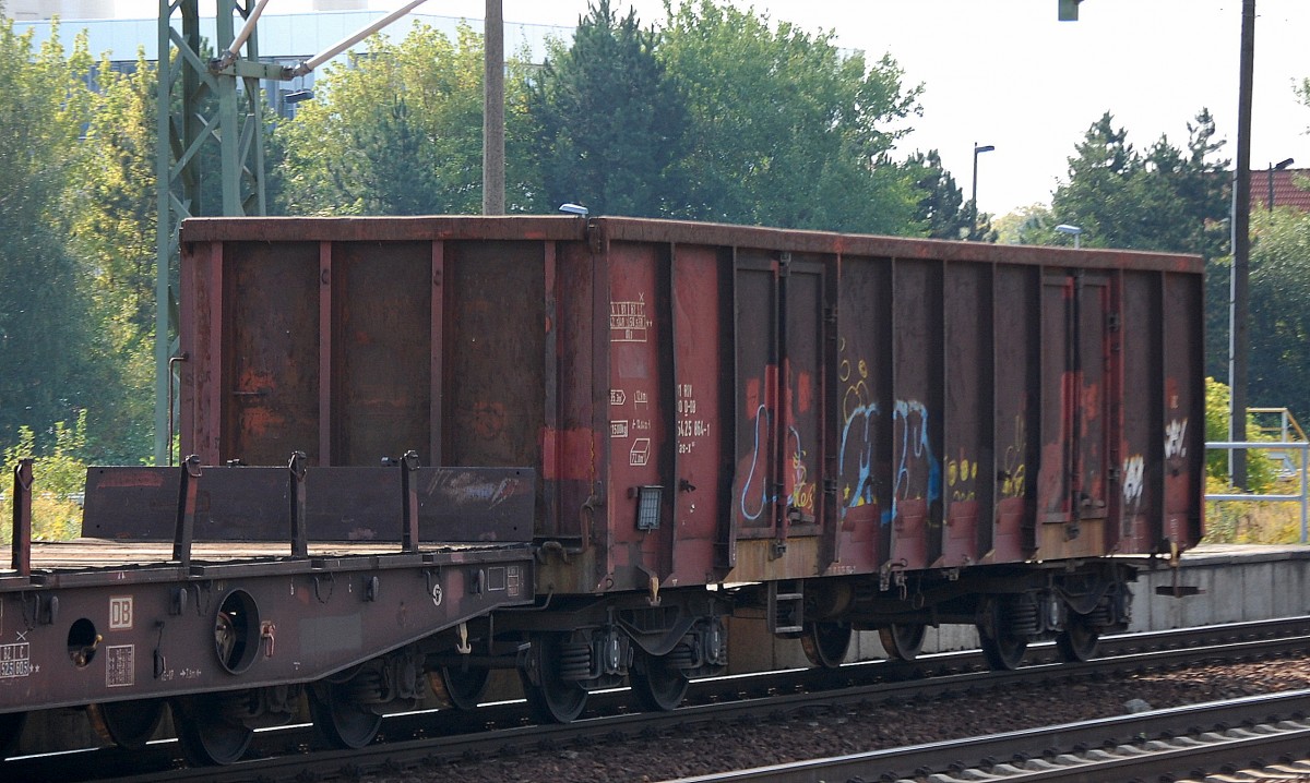 Vierachsiger, offener G�terwagen der DB mit der Nr. 31 RIV 80 D-DB 5425 864-1 Eas-x 061 am 14.09.13 Bhf. Flughafen Berlin-Sch�nefeld.