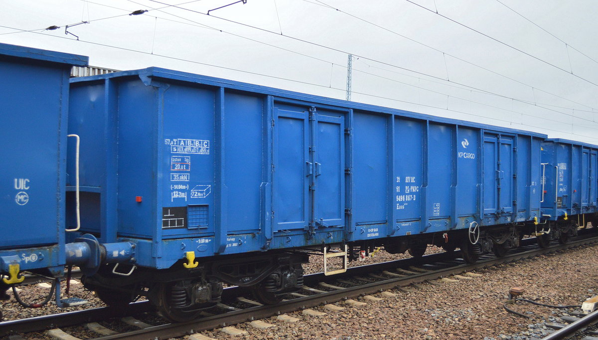 Vierachsiger, offener Güterwagen der polnischen PKP Cargo mit der Nr. 31 RIV MC 51 PL-PKPC 5496 867-3 Eaos am 03.02.18 Bf. Flughafen Berlin-Schönefeld.