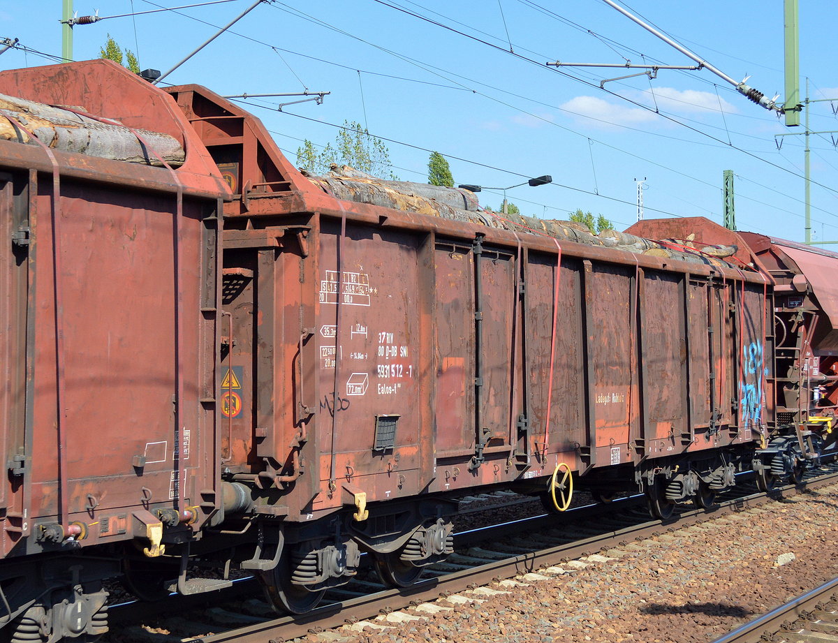 Vierachsiger, offener Wagen der DB mit Stammholz beladen mit der Nr. 37 RIV 80 D-DB SNI 5931 512-7 Ealos-t 058 am 15.09.16 Bf. Flughafen Berlin-Schönefeld.