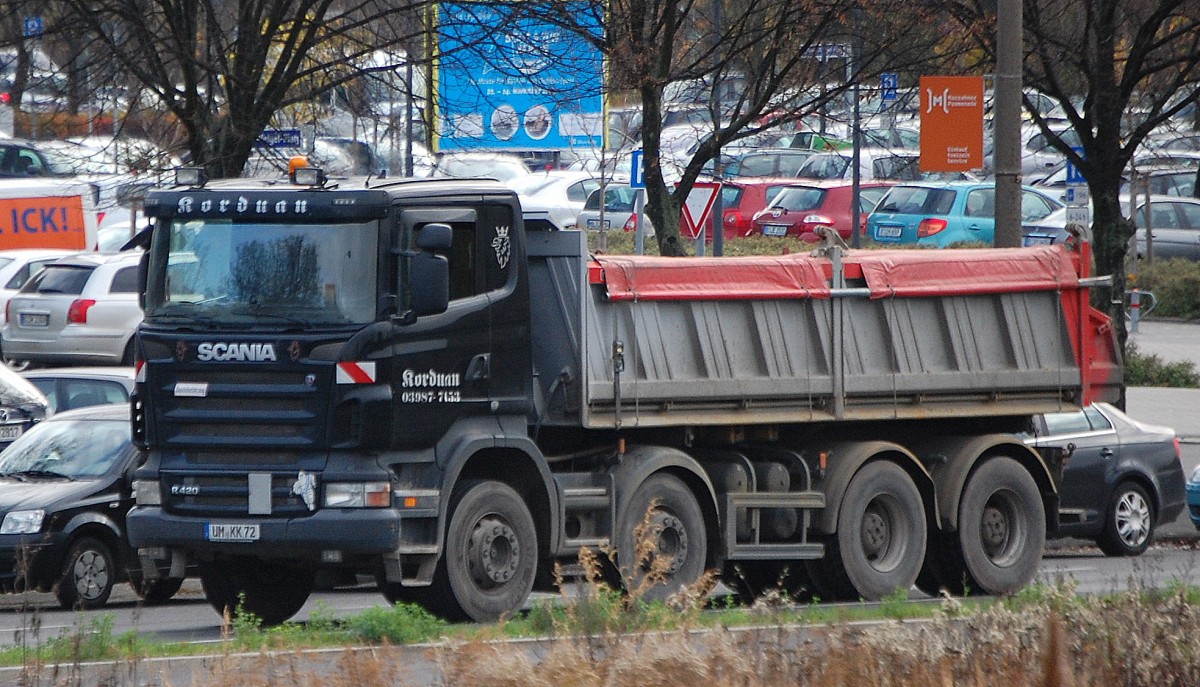 Vierachsiger SCANIA R420 Baukipper der Fa. Korduan, 11.11.13 Berlin-Marzahn.