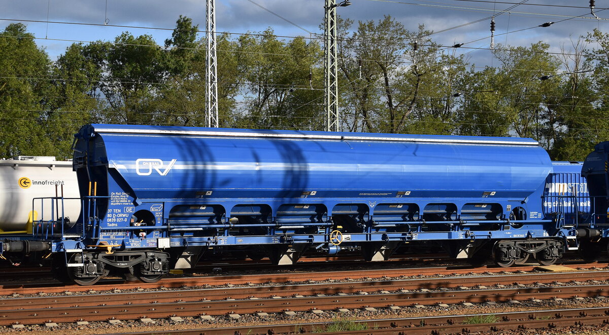 Vierachsiger Schüttgutwagen für den Transport von nässeempfindlichen Schüttgütern vom Einsteller On Rail GmbH mit der Nr. 37 TEN 80 D-ORWU 0839 027-0 Tadns (GE) in einer Abstellgruppe Höhe Bahnhof Ruhland am 07.05.25