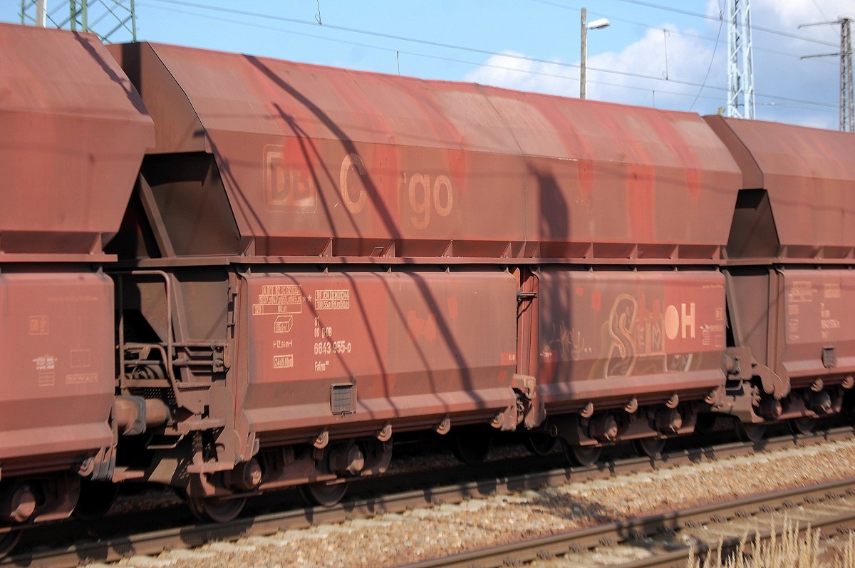 Vierachsiger Sch�ttgutwagen mit schlagartiger Schwerkraftentladung der DB mit der Nr. 81 80 D-DB 6643 955-0 Falns 183.1 am 21.09.13 im Bhf. Flughafen Berlin-Sch�nefeld.