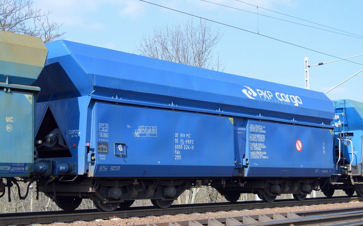 Vierachsiger Schüttgutwagen mit schlagartiger Schwerkraftentladung der polnischer PKP Cargo mit der Nr. 31 RIV MC 51 PL-PKPC 6666 224-9 Fals am 09.03.16 Berlin-Wuhlheide.