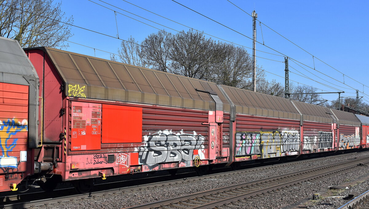 Viergliedriger, geschlossener Doppelstock-Autotransportwagen mit acht Radsätzen der DB Cargo Logistics GmbH / ATG (Tochtergesellschaft) mit der Nr. 45 80 D-ATG 2914 095-1 Hcceerrs 330.1 in einem geschlossenem PKW-Transportzug am 27.03.25 Höhe Bahnhof Niederndodeleben.