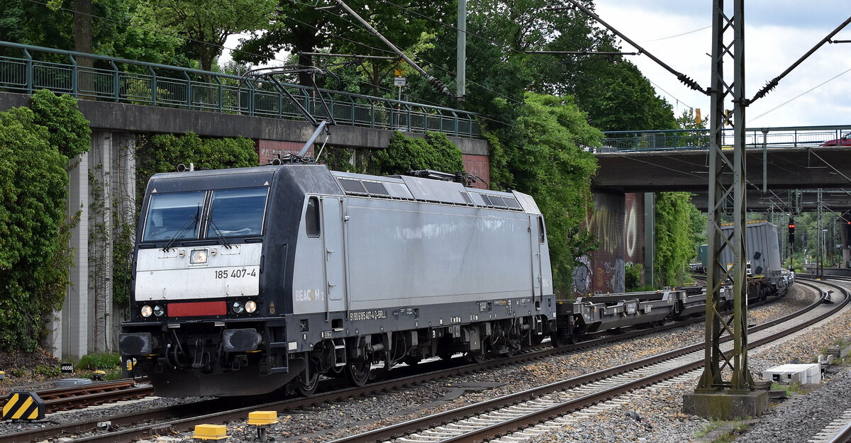 VIKING-Rail ApS, Padborg [DK] mit der geleasten BRLL Lok  185 407-4  [NVR-Nummer: 91 80 6185 407-4 D-BRLL] und einem schwach ausgelastetem KLV-ZUg am 27.05.25 Höhe Bahnhof Hamburg-Harburg.