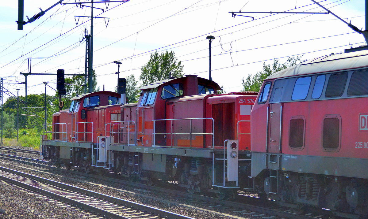 Völlig überraschend und mit höchst untypischen Loktypen hier Nordosten präsentierte sich dieser Lokzug bei der Durchfahrt am 22.07.16 im Bf. Flughafen Berlin-Schönefeld. Es handelt sich um 294 603-6 mit 294 574-9, 225 803-6 und 363 724-6 am Haken. Wenn jemand etwas näheres weiß über den Abfahrt- und Zielort, bitte kommentieren !!!