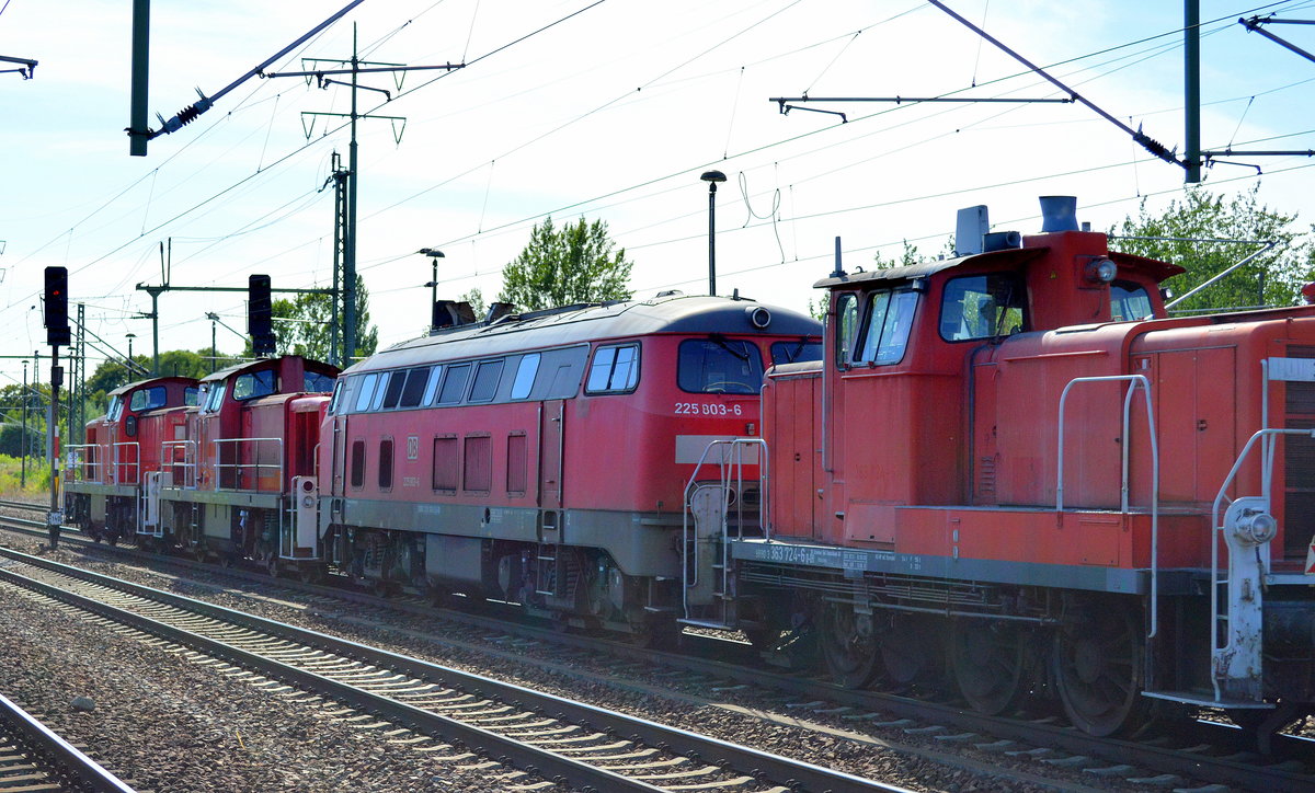 Völlig überraschend und mit höchst untypischen Loktypen hier Nordosten präsentierte sich dieser Lokzug bei der Durchfahrt am 22.07.16 im Bf. Flughafen Berlin-Schönefeld. Es handelt sich um 294 603-6 mit 294 574-9, 225 803-6 und 363 724-6 am Haken. Wenn jemand etwas näheres weiß über den Abfahrt- und Zielort, bitte kommentieren !!!