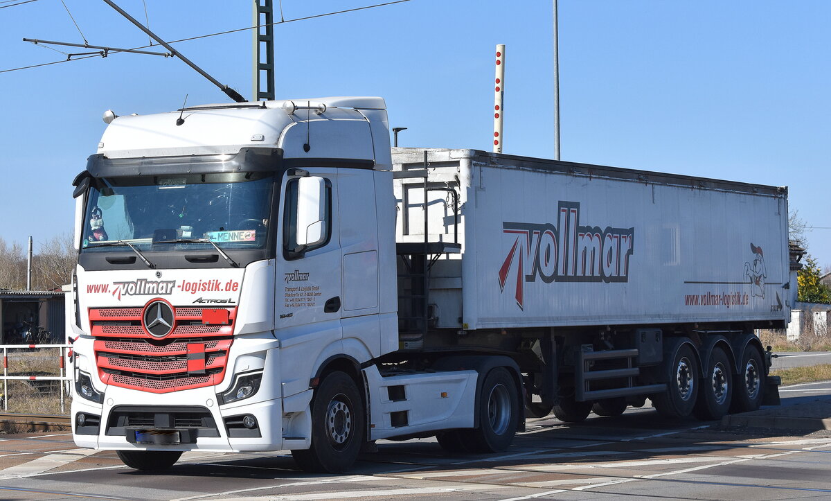 Vollmar Frachtvermittlung & Logistik GmbH mit einem Sattelkipper mit MB ACTROS L 1845 Zugmaschine am 20.03.25 Höhe Bahnübergang Bahnhof Rodleben.
