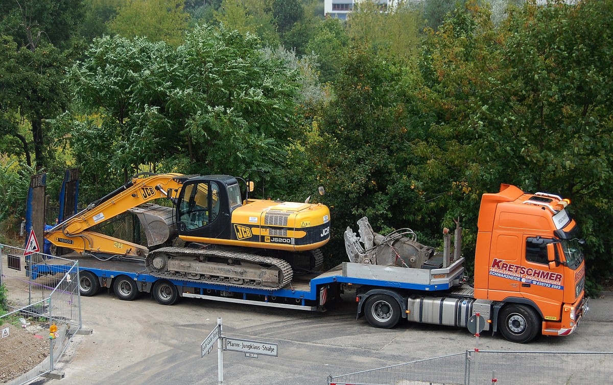 VOLVO 460 EEV Zugmaschine mit Ladebr�cke der Fa. KRETSCHMER hat einen JCB JS200 Raupenbagger + Abri�greifer von einer Baustelle abgeholt, 04.09.13 Berlin-Pankow. 
