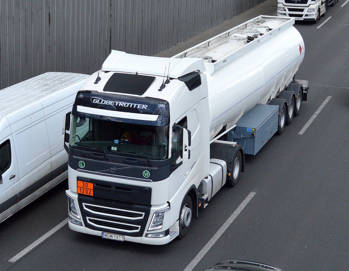 VOLVO FH 430 GLOBETROTTER  mit Tankauflieger UN-Nr.30/1202 für Dieselkraftstoff-Transporte am 07.05.15 Berliner Stadtautobahn Höhe Knobelsdorffstr.