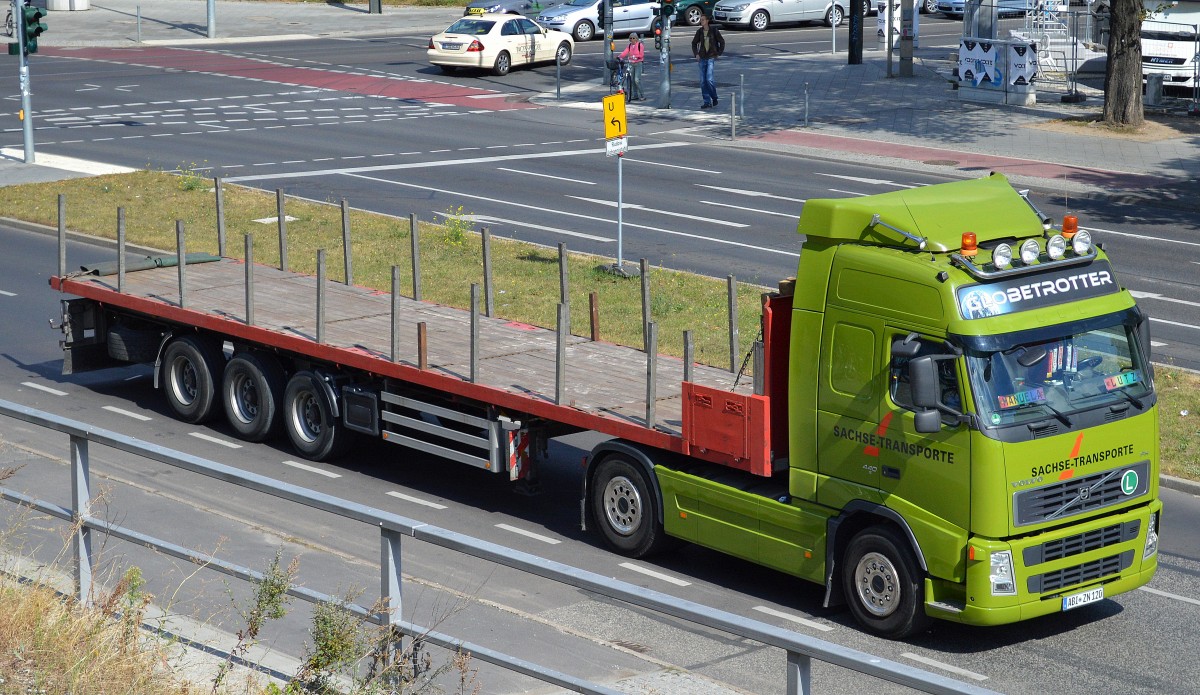 VOLVO FH 440 Zugmaschine der Sped. Sachse-Transporte mit Flachauflieger am 28.08.14 Berlin Adlershof.
