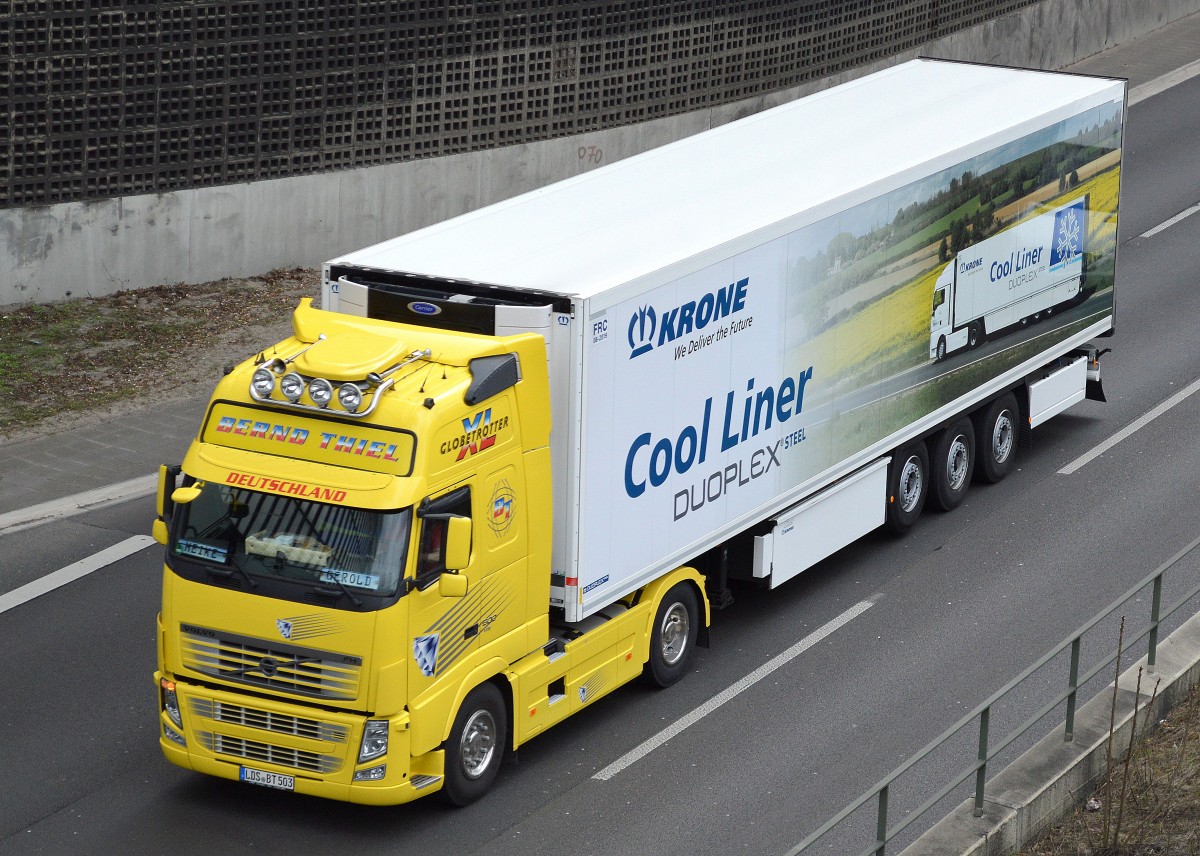 VOLVO FH 500 EEV XL GLOBETROTTER von BERND THIEL mit Kühlthermoauflieger der Fa. KRONE am 13.04.15 Berliner Stadtautobahn Höhe Kaiserdamm.
