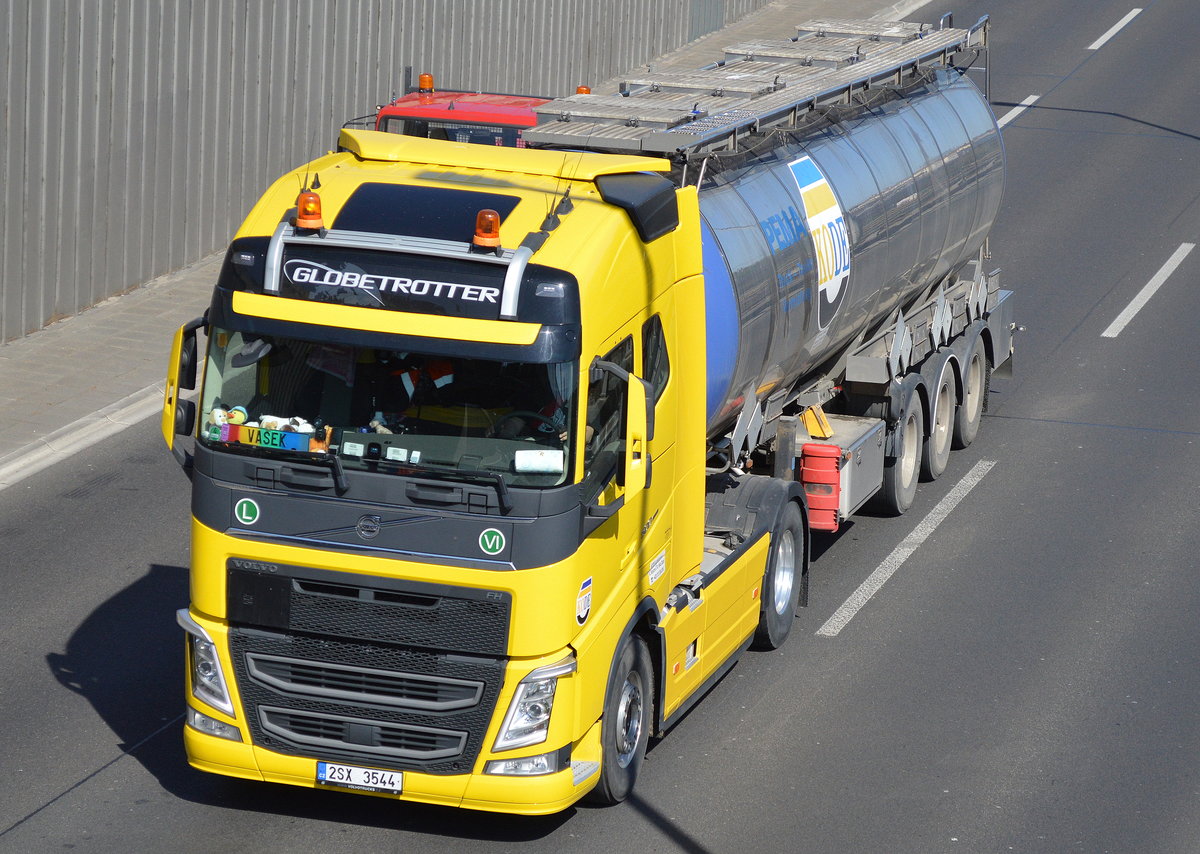 VOLVO FH 500 Zugmaschine mit Tankauflieger der Fa. KODE aus Tschechien am 21.04.16 Berliner Stadtautobahn Höhe Knobelsdorffstr.