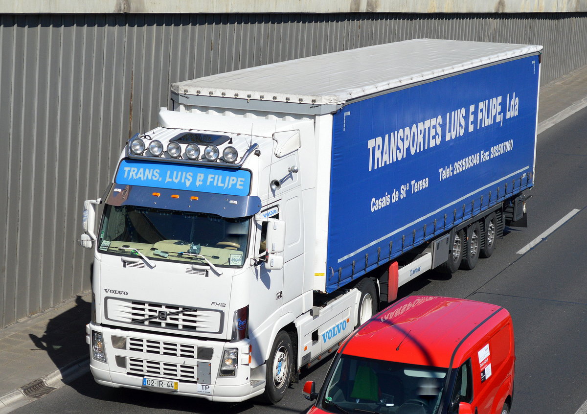 VOLVO FH12 Zugmaschine + Trailer der französischen Fa. TRANS LUIS E FILIPE
am 21.04.16 Berliner Stadtautobahn Höhe Knobelsdorffstr.