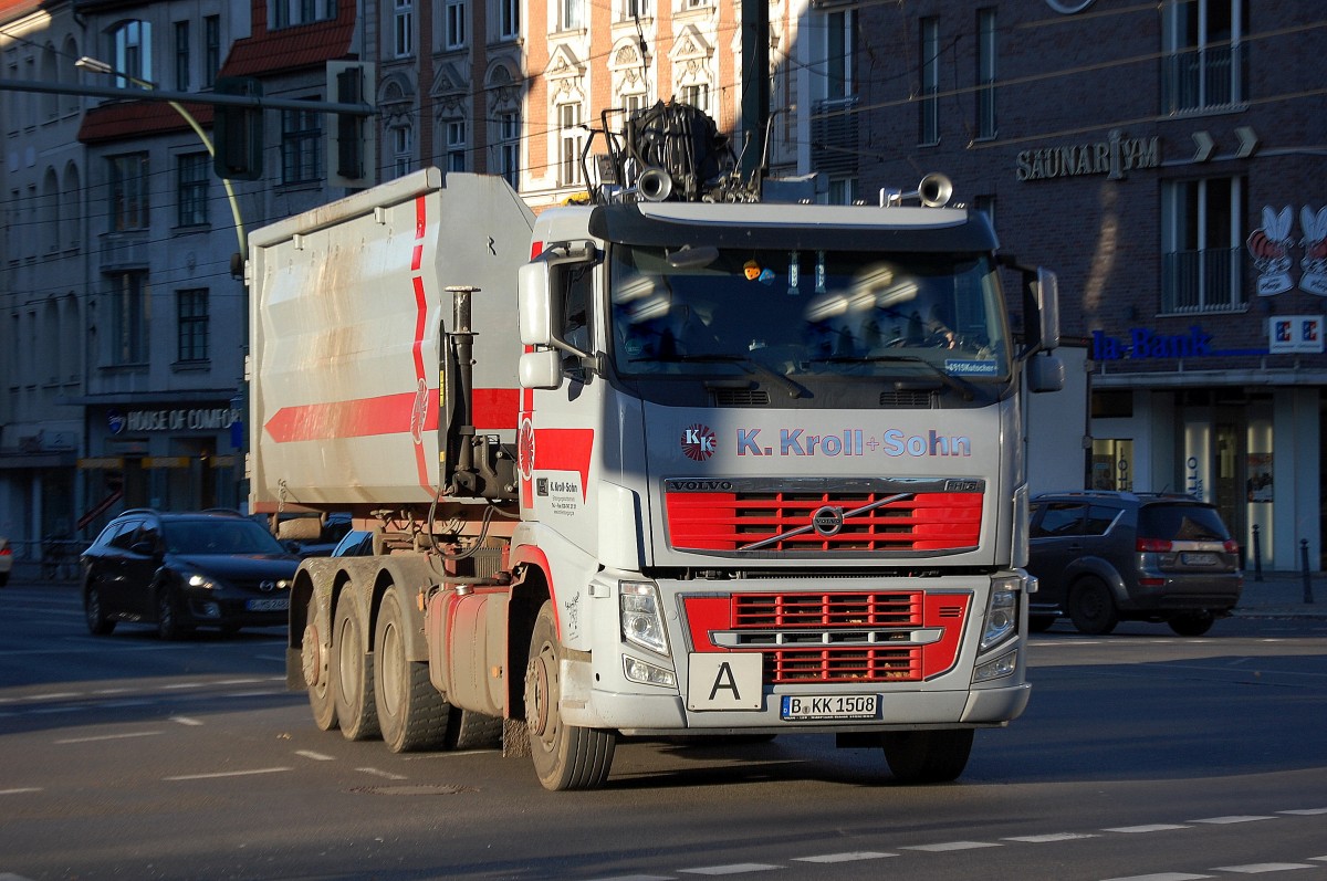 VOLVO FH16 Abrollkipper (Selbstlader) der Fa. K.Kroll+Sohn, 26.11.13 Berlin-Pankow. 