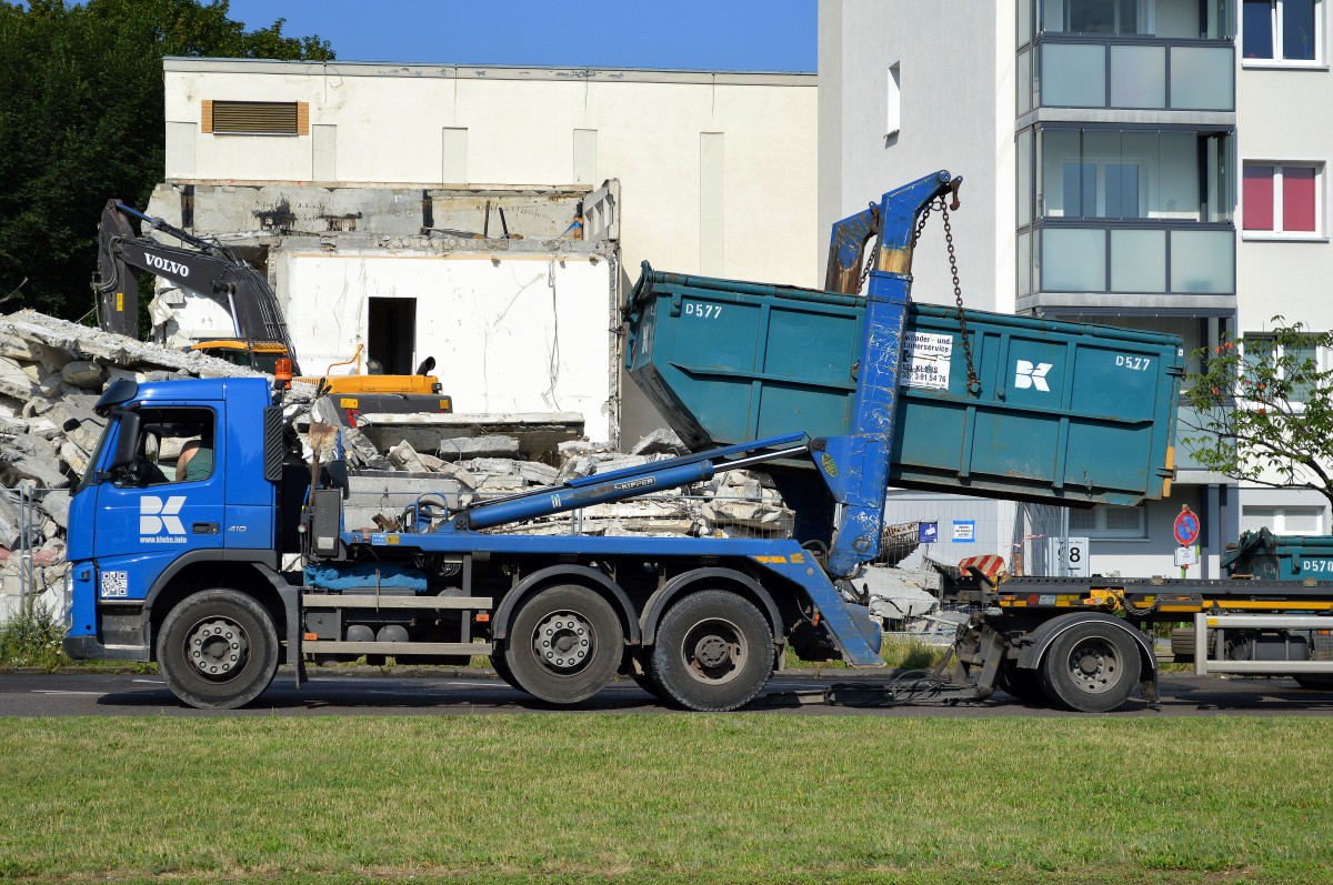 VOLVO FM 410 Absetzkipper der Fa. Bernd KLEBS beim Container umsetzen auf einen Hänger am 17.07.15 Berlin-Pankow.