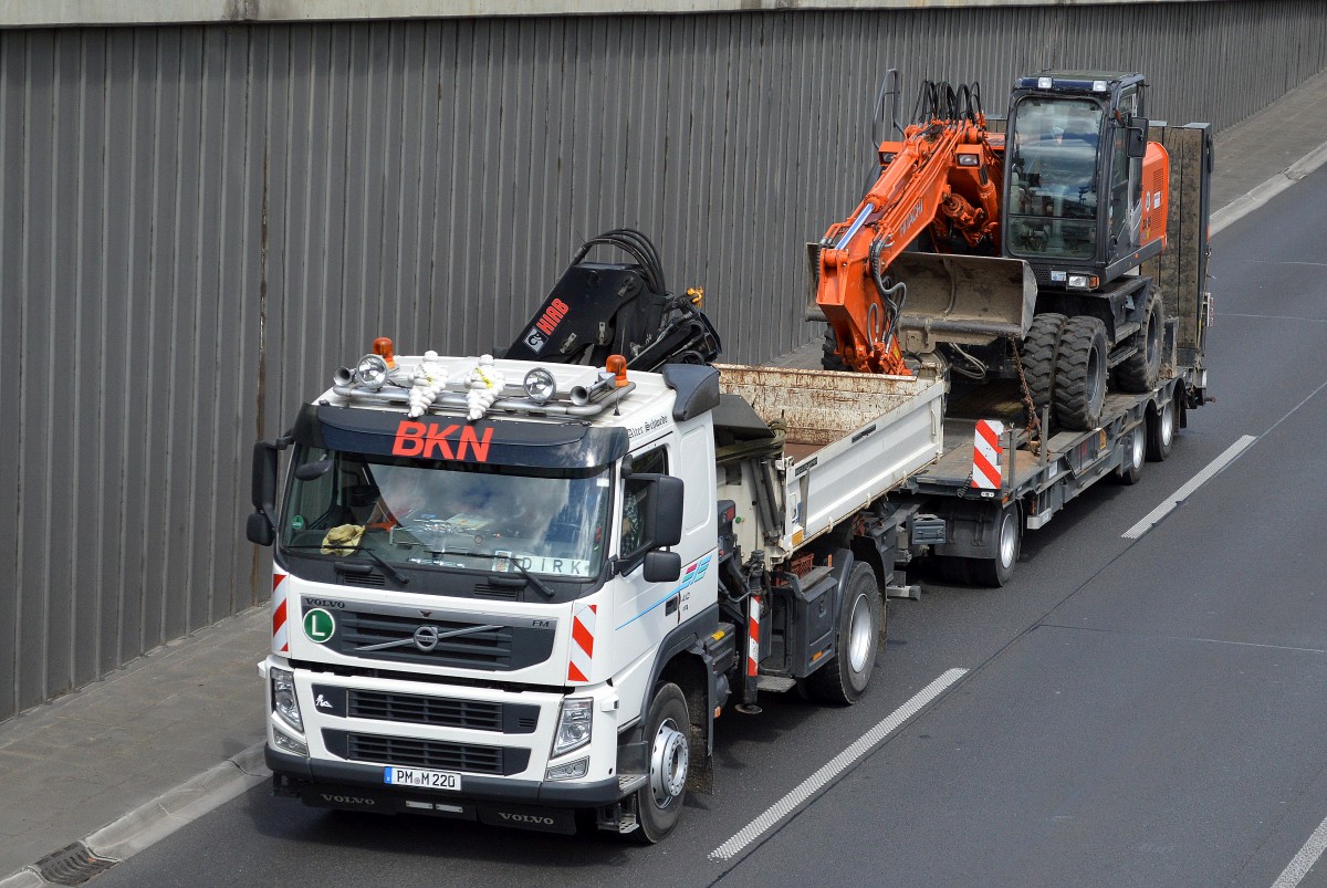 VOLVO FM 410 EEV Baukipper (Selbstlader) der Fa. BKN mit Hänger mit einem HITACHI ZAXIS 140 W Mobilbagger beladen am 07.05.15 Berliner Stadtautobahn Höhe Knobelsdorffstr.