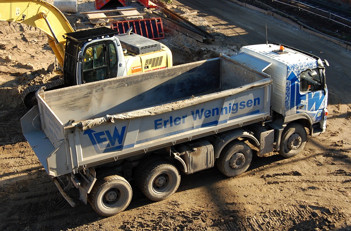 VOLVO FM 440 Kipper der Fa. Erler Wennigsen, 26.11.13 Großbaustelle Berlin Ostkreuz.
