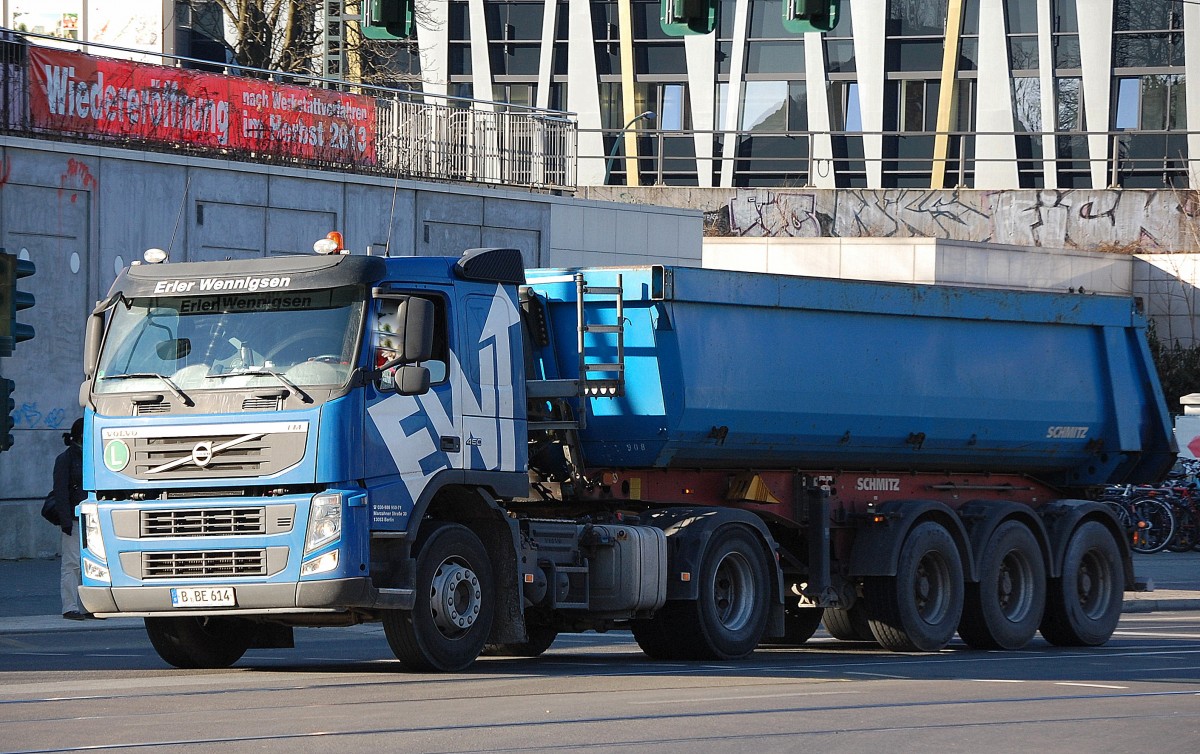 VOLVO FM 450 Sattelkipper des Fuhrunternehmens Erler Wennigsen am 24.02.14 Berlin-Pankow. 