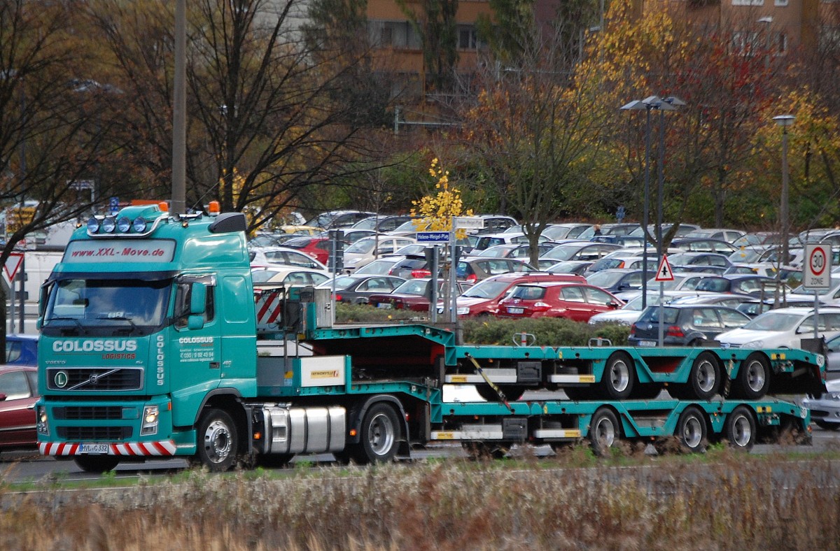VOLVO FM 480 der Fa. COLLOSUS mit Ladebr�ckenauflieger beim Transport einer firmeneignen Ladebr�cke, 29.10.13 Berlin-Marzahn.