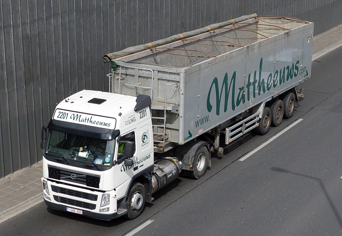 VOLVO FM Sattelkipper der britischen Firma Mattheeuws UK am 13.04.15 Berliner Stadtautobahn Höhe Kaiserdamm.