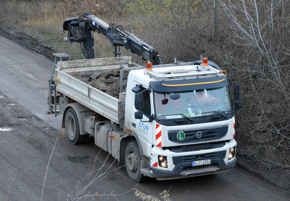 VOLVO FMX 380 Baukipper (Selbstlader) mit Bauschutt beladender Fa.STUN am 23.11.16 Berlin Marzahn.