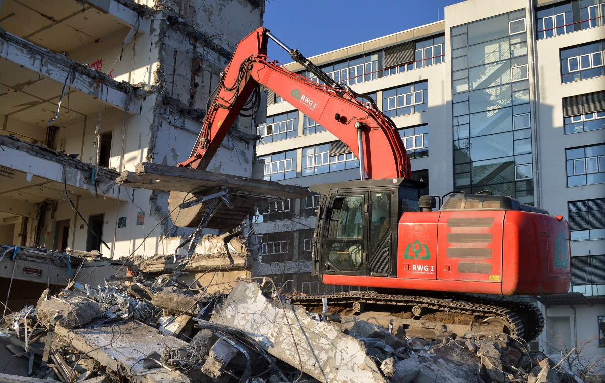 VOLVO? LIEBHERR? ich vermag diesen Raupenbagger der Entsorgungsfa. RWG I beim Abriss eines Plattenbaus nicht genau zu bestimmen, 17.02.16 Berlin-Heinersdorf.