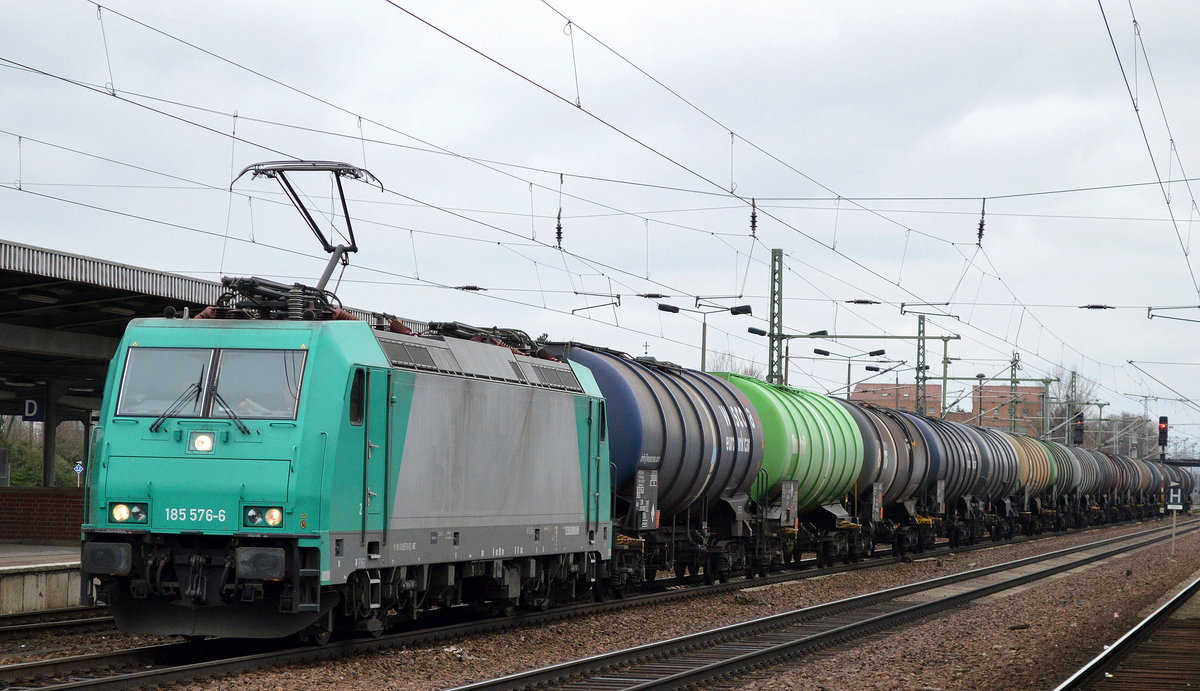 Von der Crossrail nun wohl an die IGE gegangen? 185 576-6 (91 80 6185 576-6 D-JGE, Bombardier Bj.2006 statt I wohl falsch ein J gesetzt?) am 07.03.17 mit Kesselwagenzug bei der Durchfahrt Bf. Flughafen Berlin-Schönefeld.