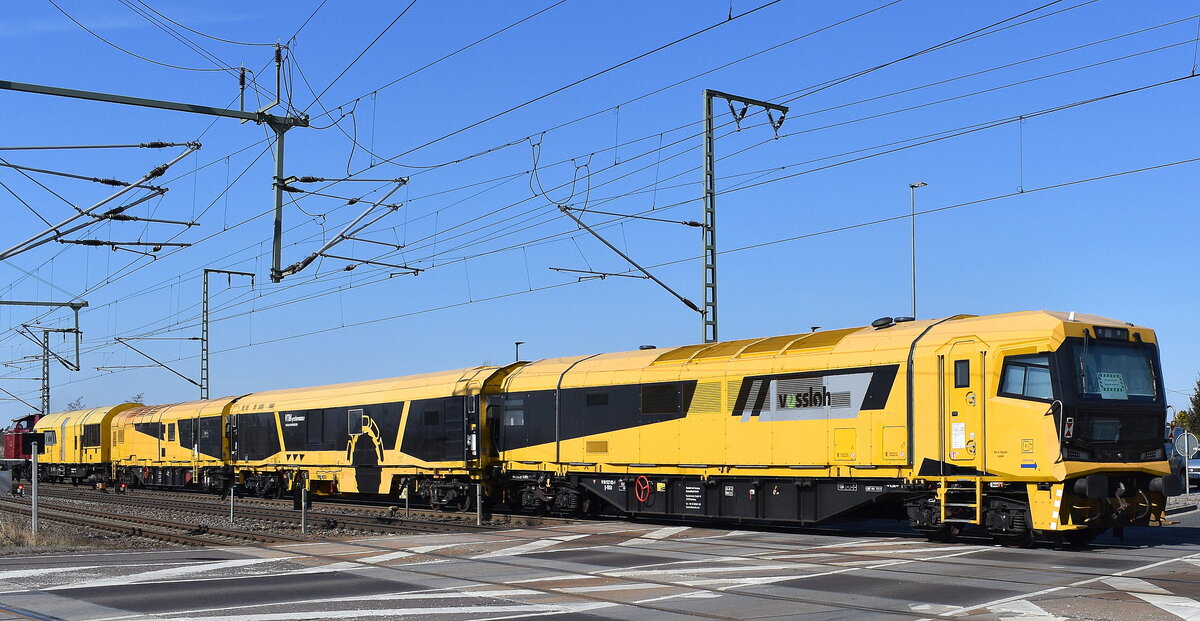 Vossloh Rail Services Deutschland GmbH mit ihrem  High Performance Milling -Schienenfräszug Vossloh HPM VM141 „Hornet“ (D-VRSD 99 80 9527 002-3 / 99 80 9527 005-9 D-VRSD) am Haken von Hanse Lok GmbH, Hamburg mit der  V 100 2267  am 20.03.25 Höhe Bahnhof Rodleben.
