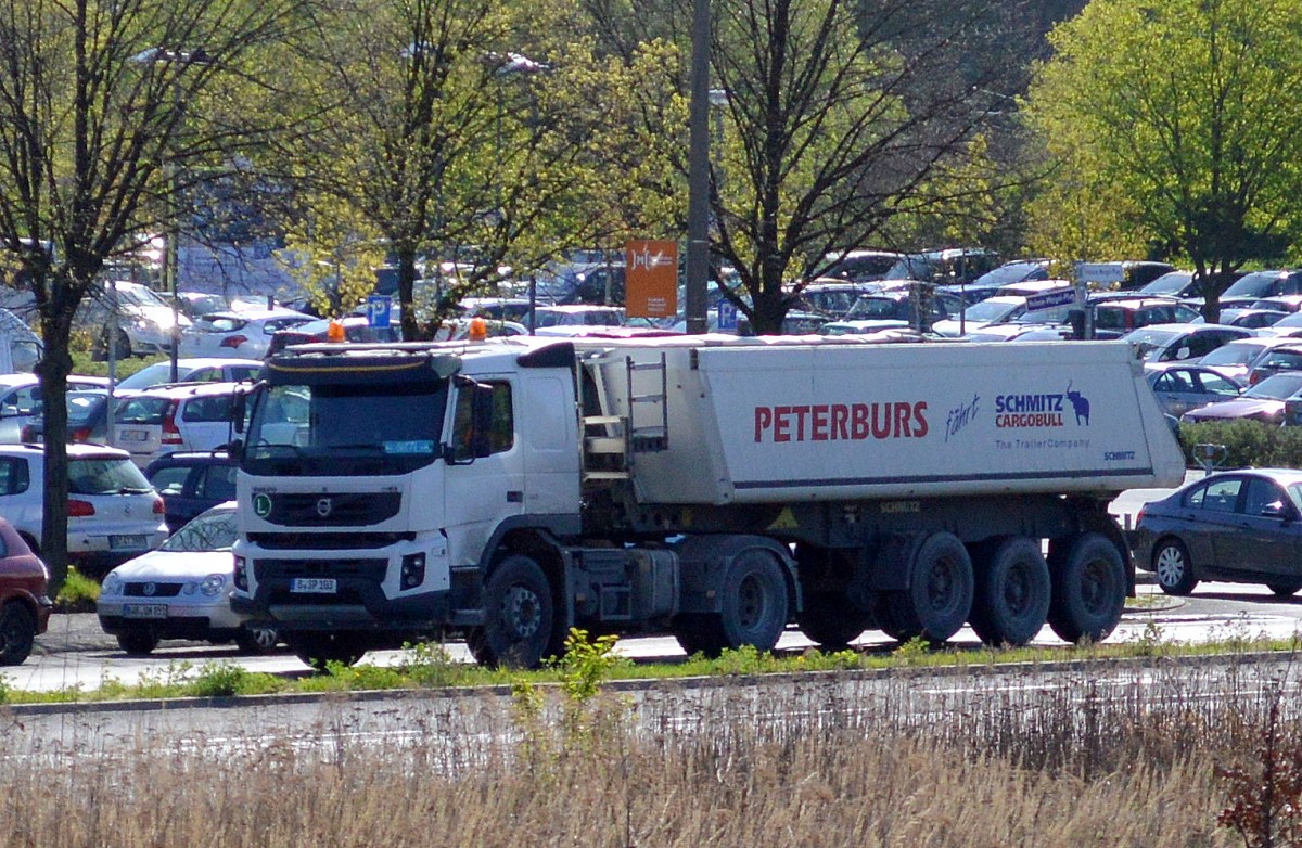 VOVO Sattelkipper der Fa.PETERBURS am 15.04.14 Berlin-Marzahn.