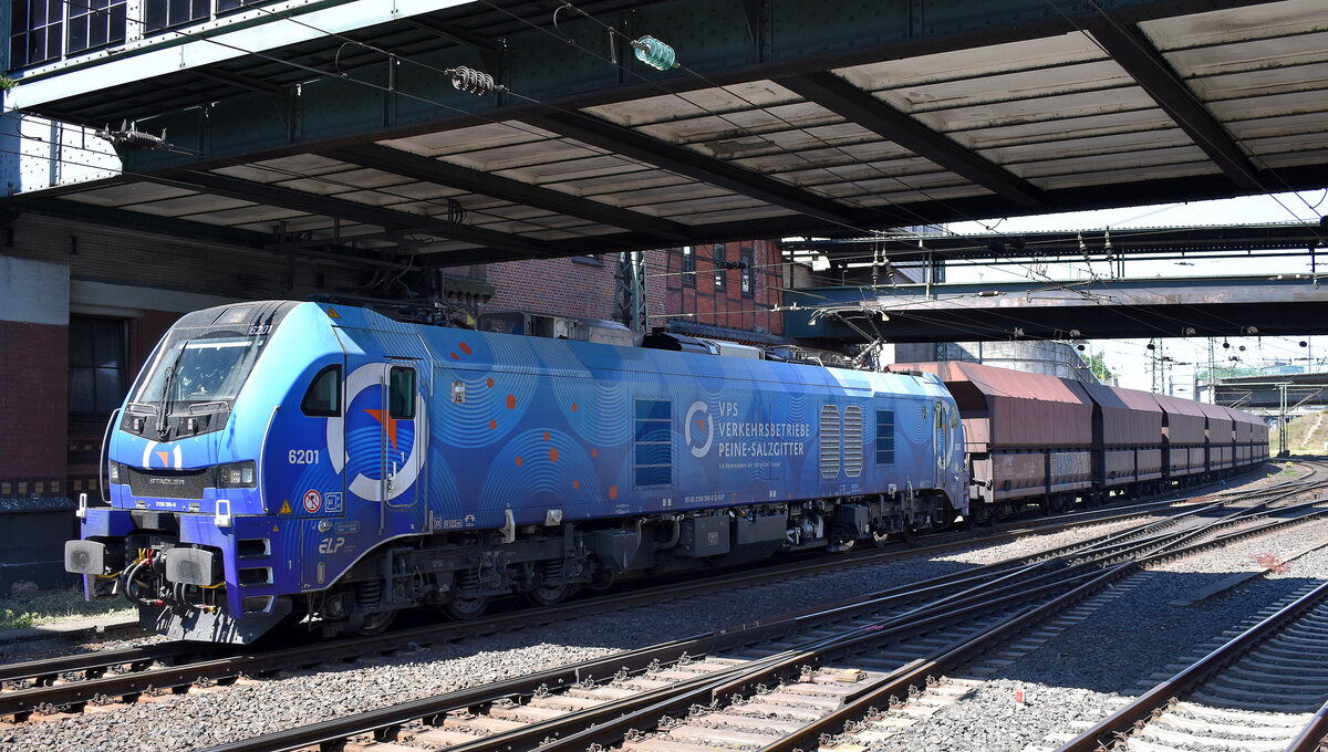 VPS - Verkehrsbetriebe Peine-Salzgitter GmbH, Salzgitter [D] mit der geleasten ELP Eurodual Lok (6201)  2159 265-8  [NVR-Nummer: 90 80 2159 265-8 D-ELP] und einem Ganzzug Selbstentladewagen (Kohle) verlässt den Hamburger Hafen am 14.05.25 Höhe Bahnhof Hamburg-Harburg.