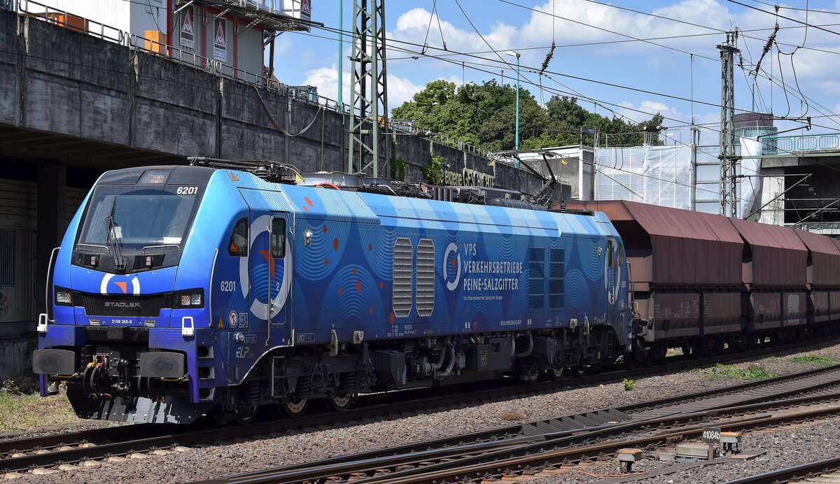 VPS - Verkehrsbetriebe Peine-Salzgitter GmbH, Salzgitter [D] mit der geleasten ELP Eurodual Lok (6201)  2159 265-8  [NVR-Nummer: 90 80 2159 265-8 D-ELP] und einem Ganzzug Selbstentladewagen (Kohle) verlässt den Hamburger Hafen am 20.05.25 Höhe Bahnhof Hamburg-Harburg.