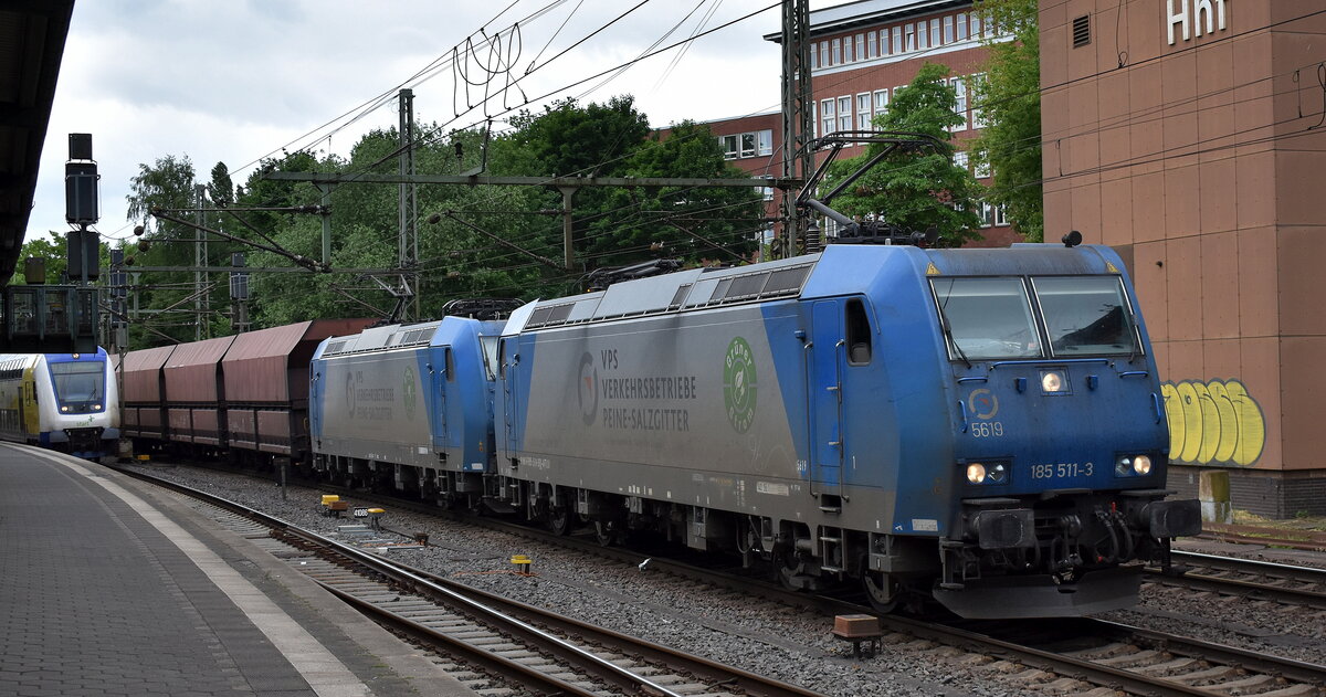 VPS - Verkehrsbetriebe Peine-Salzgitter GmbH, Salzgitter [D] mit der Doppeltraktion geleaster ATLU Loks  185 511-3/5619  [NVR-Nummer: 91 80 6185 511-3 D-ATLU] +   185 522-0/5615  [NVR-Nummer: 91 80 6185 522-0 D-ATLU] und einem Ganzzug Selbstentladewagen Richtung Hansa-Port im Hamburger Hafen am 27.05.25 Höhe Bahnhof Hamburg-Harburg.
