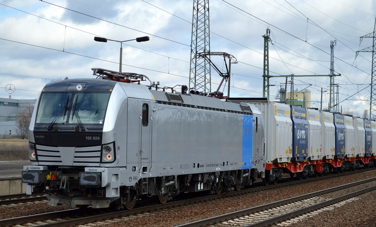 VTG Rail Logistics Deutschland GmbH mit der Railpool Vectron 193 826 [NVR-Number: 91 80 6193 826-5 D-Rpool, Siemens Bj.2016]  mit einem Ganzzug österreichischer Innofreigt Container mit stark staubender Beladung (REA-Gips)am 01.03.17 Durchfahrt Bf. Flughafen Berlin-Schönefeld.