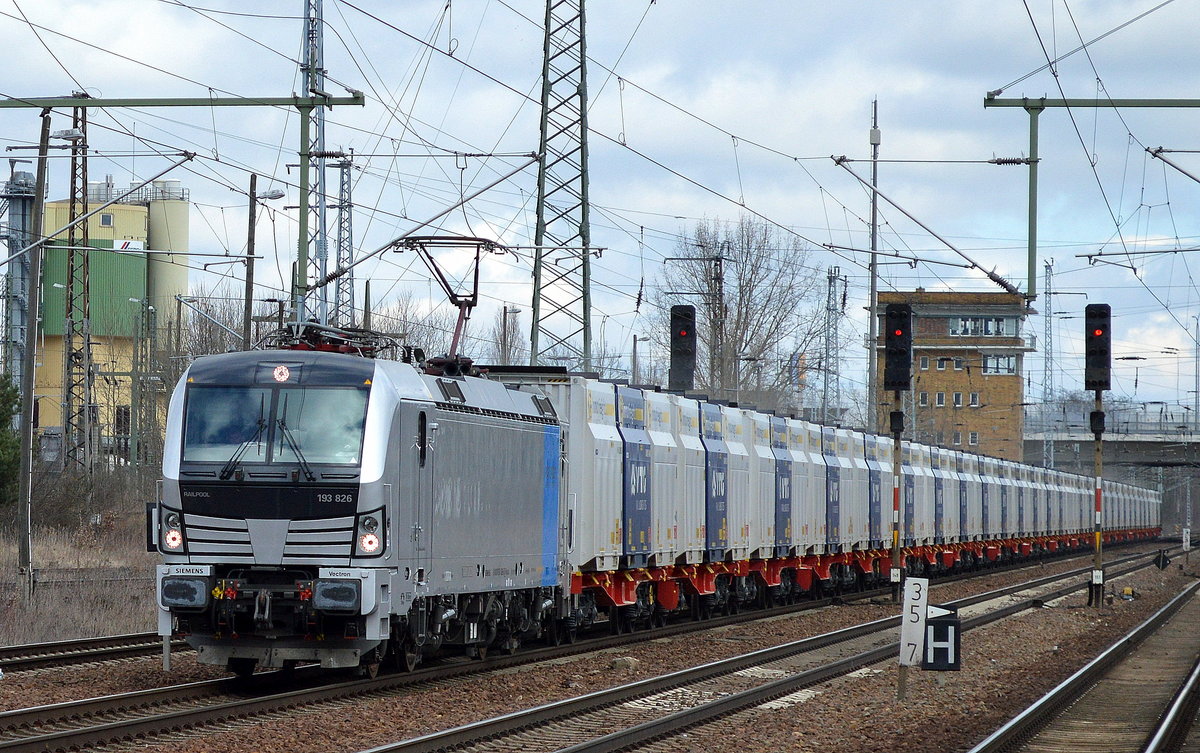 VTG Rail Logistics Deutschland GmbH mit der Railpool Vectron 193 826 [NVR-Number: 91 80 6193 826-5 D-Rpool, Siemens Bj.2016]  mit einem Ganzzug österreichischer Innofreigt Container mit stark staubender Beladung (REA-Gips)am 01.03.17 Durchfahrt Bf. Flughafen Berlin-Schönefeld.