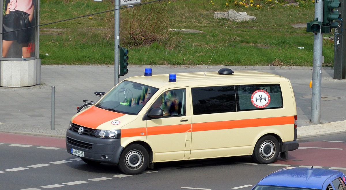 VW Krankentransporter der Fa. Mediport Krankentransport GmbH aus Berlin Schöneweide am 01.04.14 Berlin Adlershof.