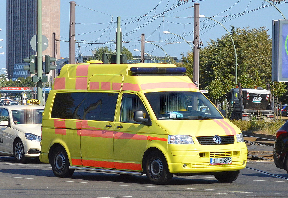 VW Krankentransportfahrzeug aus Berlin Fa? am 15.09.16 Berlin-Marzahn.
