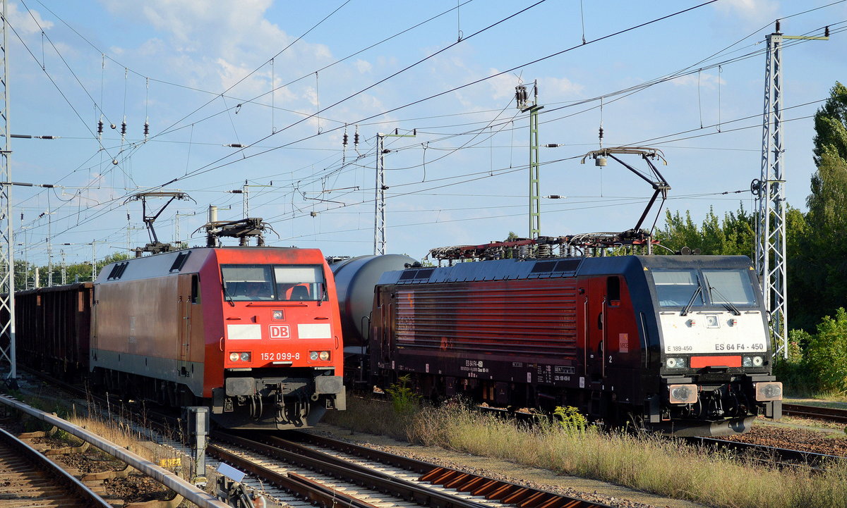 Während 152 099-8 mit einem gemischten Güterzug zum Kurzhalt mit Personalwechsel im Gbf. Berlin-Grünau hält, fährt die MRCE Dispolok E 189-450 der LEG mit dem übernommenen Kesselzug Richtung Grünauer Kreuz, 08.08.16