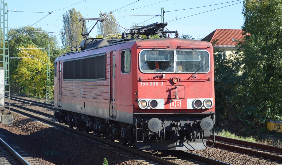 Während ich am Streiksonntag der GDL am 19.10.14 am völlig verkhrstoten Bhf. Berlin Jungfernheide auf den planmäßigen Regionlalzug der ODEG wartete um zum Berlin Hbf zu gelangen fuhr völlig unerwartet einsam und alleine plötzlich die 155 006-0 auf dem Innenring Richtung Berlin Grunewald, eine Güterzuglok? im Einsatz für was?, es fuhren schon einige DB Linien im Regional- und Fernverkehr am Berliner Hbf. aber diese DB 155ér blieb an diesem Wochenende die krasse Ausnahme. Böse Zungen würden sagen, im Nordosten fahren 155ér auch kurz vorm Weltuntergang noch ihre Touren während sich die modernen privaten Drehstromloks schon im regulären Liniendienst nur sehr rar auch mal im Nordosten zeigen. 