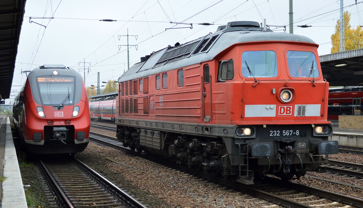 Während RB22 nach Königs Wusterhausen mit 442 130 abfahrbereit im Bhf. Flughafen Berlin-Schönefeld steht muss DB Rail Polska Lok 232 567-8 warten.