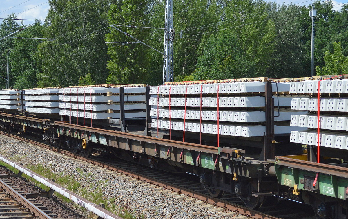 Wagen für Oberbaustoffe der DB der Wagengattung Sps 466 beladen mit fertgbetongleisbohlen am 14.07.17 Mühlenbeck bei Berlin.