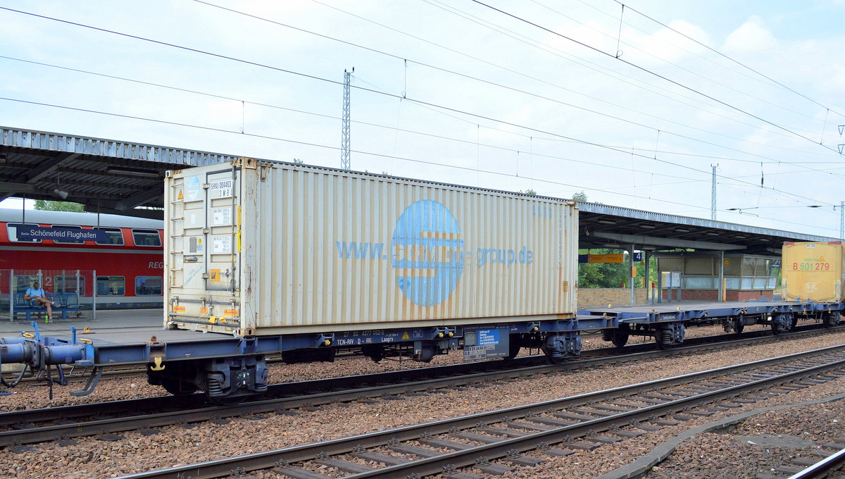 Wageneinheit für den Containertransport vom niederländischem Einsteller RailReLease BV aus Rotterdam mit der Nr. 27 TEN-RIV 80 D-RLL 4377 062-9 Laagrs HEIMATBAHNHOF: Celle Vorstadt für Containertransporte oder Wechselaufbau am 26.07.16 Bf. Flughafen Berlin-Schönefeld.