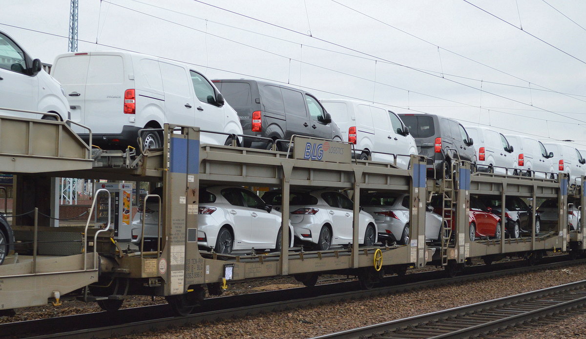 Wageneinheit für den Kfz-Transport der belgischen Fa. BLG LOGISTCS mit der Nr. 23 TEN-RIV 88 B-BLG 4363 996-0 Laaers beladen mit fabrikneuen TOYOTA PROACE Transportern in einem Ganzzug gezogen von HSL 185 599-8 am 07.03.17 Bf. Flughafen Berlin-Schönefeld.