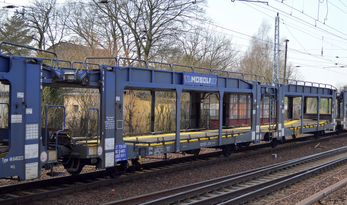 Wageneinheit für den Kfz-Transport vom Einsteller Mosolf Automotive Railway GmbH inzwischen wie eine ganze Reihe anderer gleichartigen Wagen mit neuer deutscher Registrierung (ehemals belgische Registrierung) mit der Nr. 27 TEN-RIV 80 D-MOS 4363 813-1 Laaers am 01.03.16 Berlin-Hirschgarten.