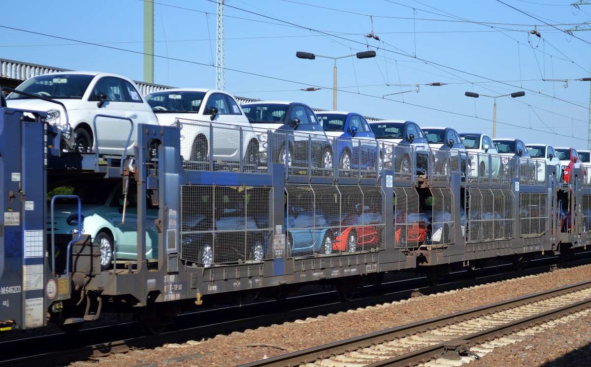 Wageneinheit für den KFZ-Transport vom Einsteller TOAUX Rail Ltd.eingestellt in Frankreich mit der Nr. 23 RIV 87 F-TOUAX 436 3 686-8(P) Laaers beladen mit fabrikneuen FIAT 500 am 10.10.15 in einem Ganzzug aus Polen gesichtet Bhf. Flughafen Berlin-Schönefeld.
