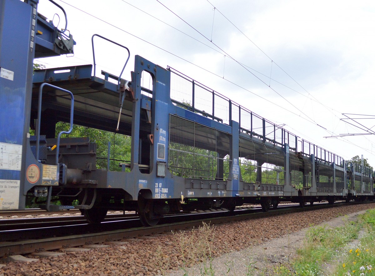 Wageneinheit für den Kfz-Transport vom Einsteller TOUAX mit der Nr. 23 RIV 87 F-TOUAX 4363 635-5 Laaers am 28.07.15 Berlin-Wuhlheide.