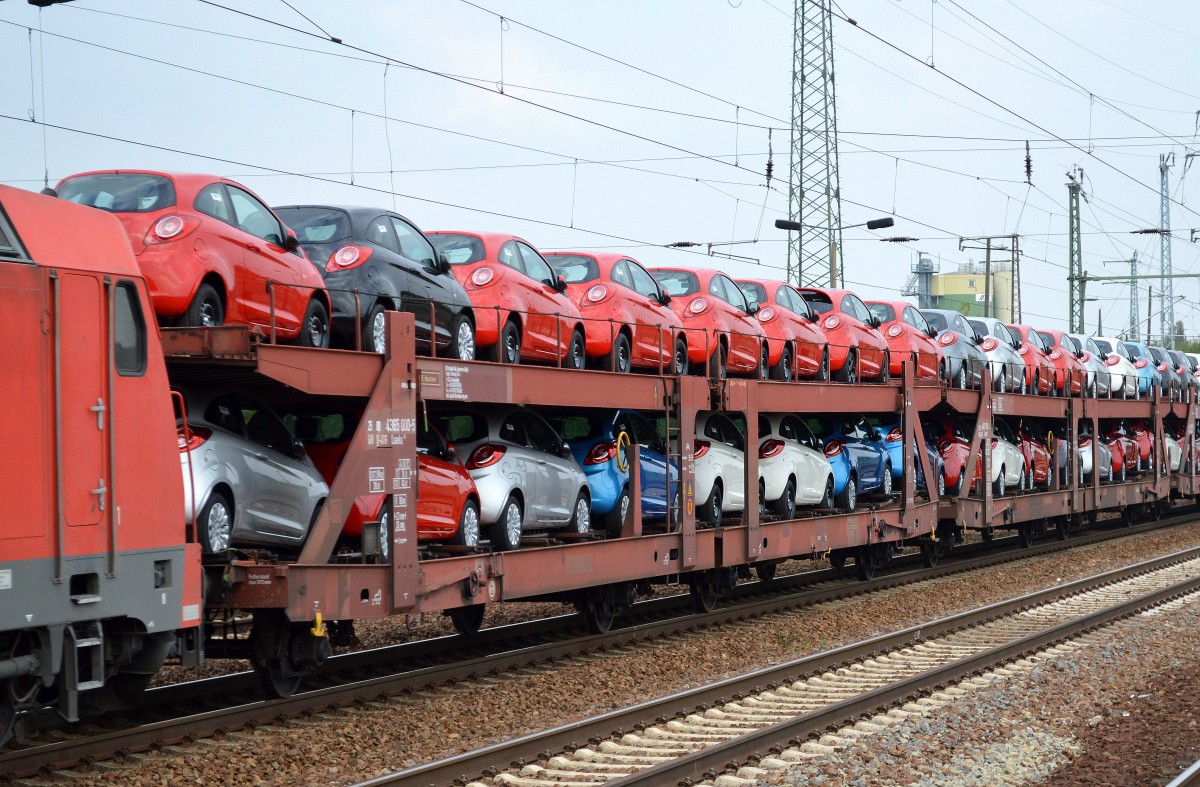 Wageneinheit für den KFZ-Transport der Fa. ATG Transportlogistic GmbH (DB Schenker) mit der Nr. 25 RIV 80 D-ATG 4365 000-5 Laaeks 553 mit fabrikneuen Ford ka beladen am 02.10.14 Bhf. Flughafen Berlin-Schönefeld.