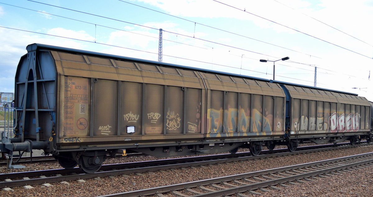 Wageneinheit mit Schiebewänden vom Einsteller TRANSWAGGON mit der Nr. 23 RIV 80 D-TWA 2941 472-5(P) Hiirrs 6 am 11.04.17 Bf. Flughafen Berlin-Schönefeld.