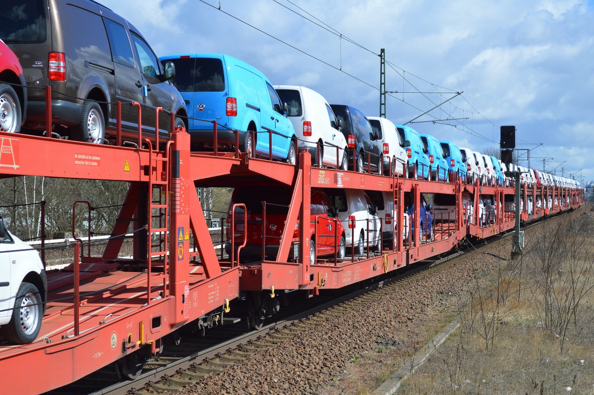Wageneinheiten für den KFZ-Transport vom Einsteller ATG LOGISTIC angemietet für die DB Schenker Rail Automotive GmbH, im Bild der Wagen mit der Nr. 25 RIV 80 D-ATG 4371 241-7 Laaers 560 beladen mit fabrikneuen VW Caddy am 02.04.15 Berlin-Jungfernheide.