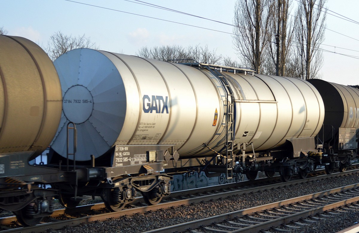 Wageneinsteller GATX Rail Austria GmbH mit einem in den Niederlande eingestellten Kesselwagen mit der Nr. 37 TEN RIV 84 NL-GATXA 7932 585-4 Zacens am 26.03.14 Berlin-Karow.